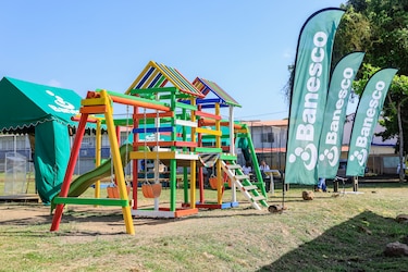 Banesco Panamá presenta en Vista Alegre su segundo Parque de Amor, hecho 100% con descartes plásticos