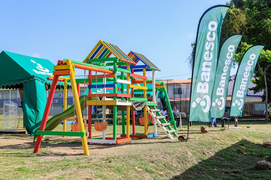 Banesco Panamá presenta en Vista Alegre su segundo Parque de Amor, hecho 100% con descartes plásticos
