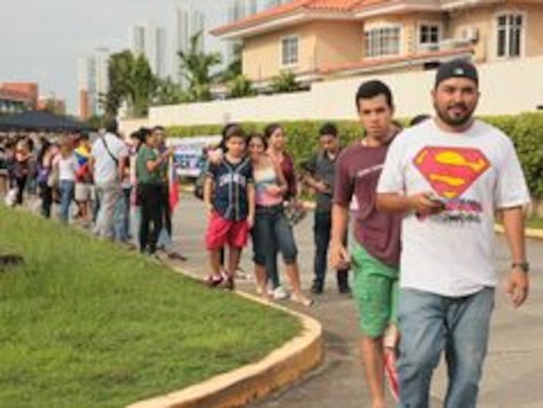 Masiva asistencia de venezolanos residentes en Panamá a consulta popular