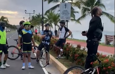 Ciclistas denuncian que conductor casi los arrolla en la Calzada de Amador