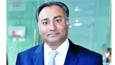 Empresario Navin Bhakta también salió del país