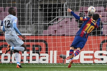 Messi alcanza a Pelé como el futbolista con más goles en un club