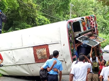 Se vuelca un bus de pasajeros en Limón, Colón; hay cerca de 20 heridos