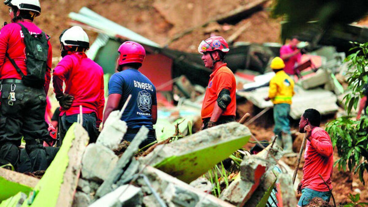 Personal del Cuerpo de Bomberos de Panamá y el Sistema Nacional de Protección Civil lleva tres días de búsqueda del señor Víctor Martínez.