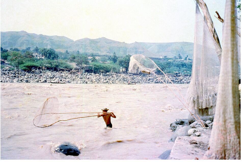 Los pescadores de Isla del Sol en el río Magdalena, 1970