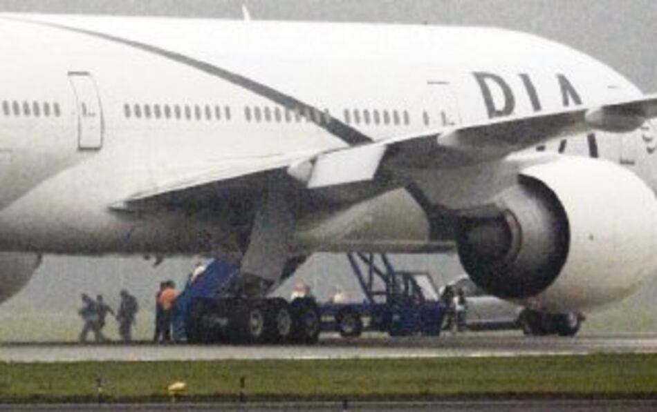 Evacuan avión por amenaza de bomba