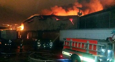 Fuego consume bodegas en la Zona Libre de Colón