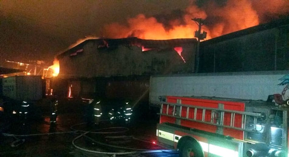 Fuego consume bodegas en la Zona Libre de Colón
