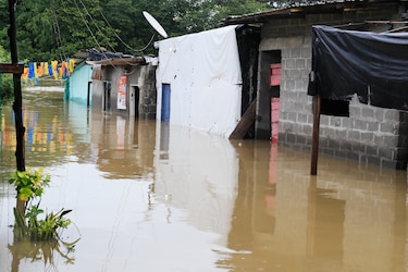 ‘Esto se demora’: la desesperanza se apodera de damnificados por inundaciones en Colombia