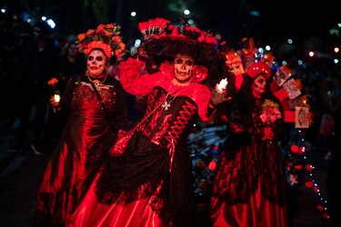Las catrinas desfilan en Ciudad de México como antesala del Día de Muertos