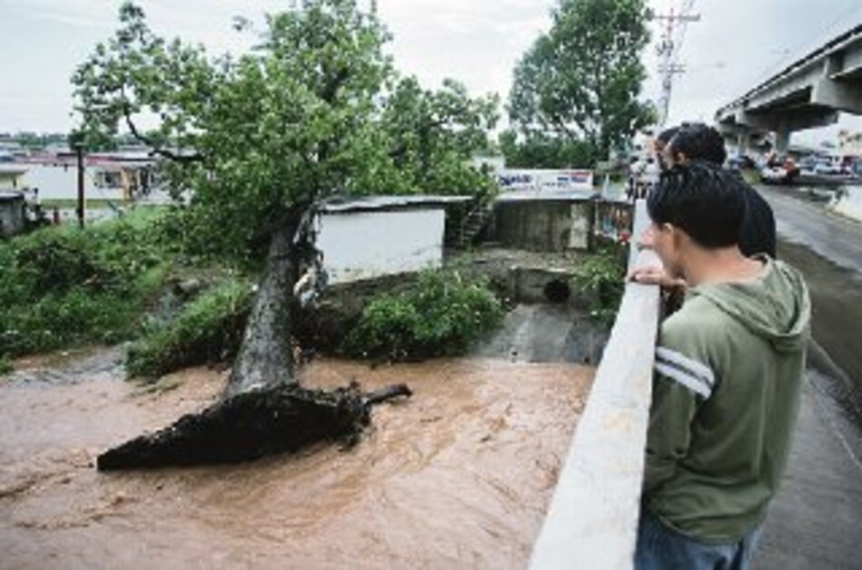 Cae lluvia y granizo con fuertes vientos