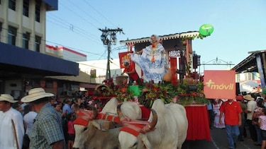 Vistoso desfile folclórico y de carretas en la ciudad de Santiago