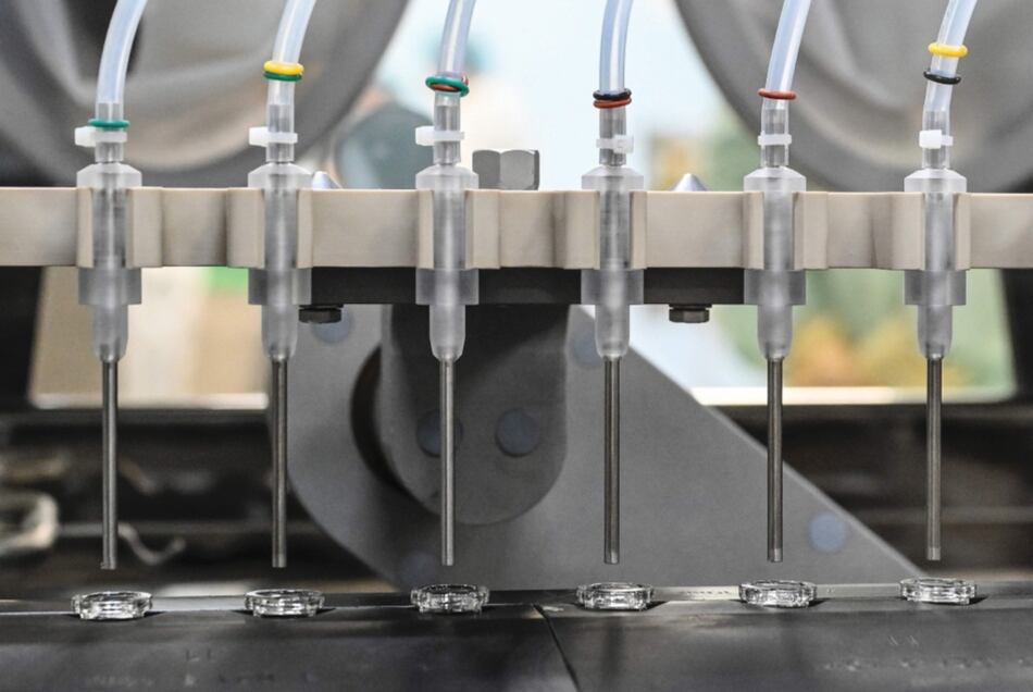 AstraZeneca y Oxford reanudan ensayos clínicos de vacuna contra la Covid-19