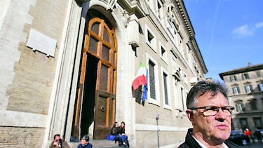 Comisión vaticana separa a un miembro