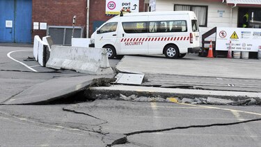 Al menos dos muertos deja sismo y tsunami