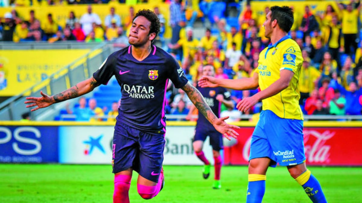 Neymar festeja uno de sus tres goles en la victoria ante Las Palmas.
