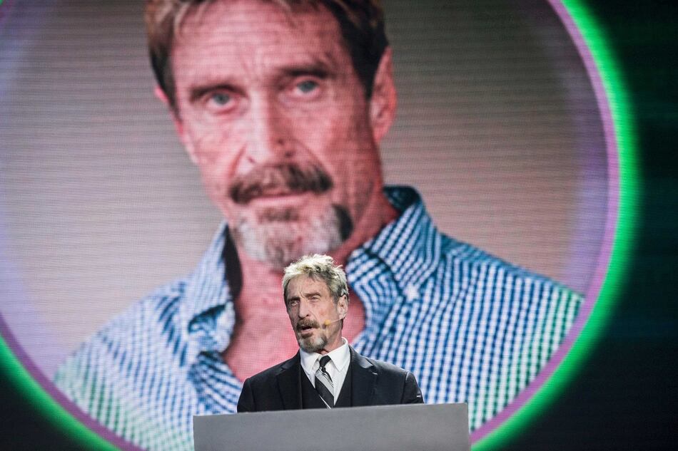 Fundador de McAfee se suicida en una cárcel española
