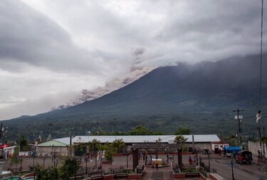 Entra en erupción el volcán de Fuego, en Guatemala