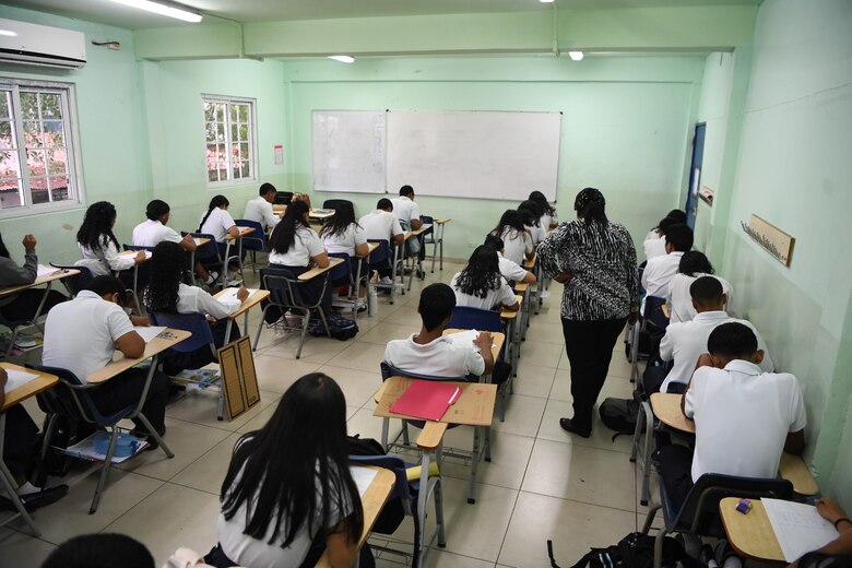 Padres apuestan por la educación en medio de paro docente