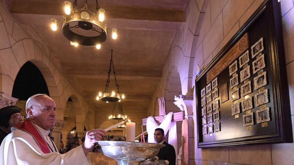 Papa Francisco consuela a los coptos de Egipto y denuncia la violencia 'en nombre de Dios'