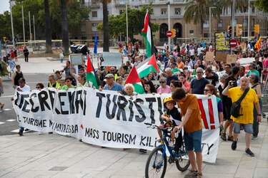 Miles de personas marchan para exigir límites al turismo masivo en Barcelona