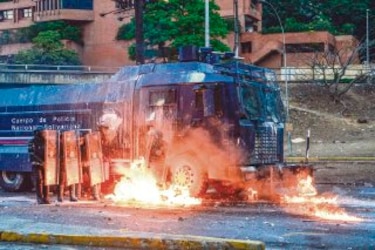 Venezuela: Batalla campal en la autopista