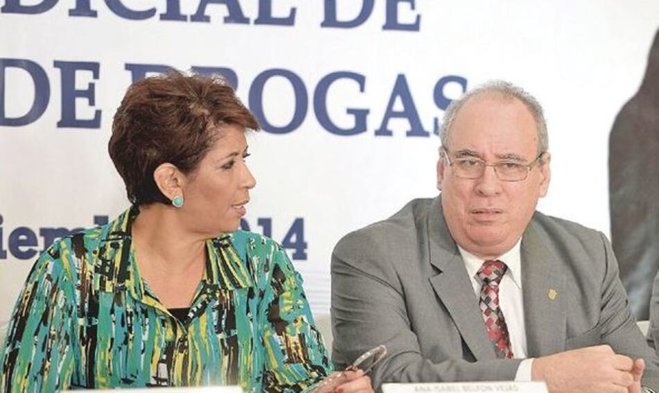 Ayú Prado se aferra a una frágil defensa