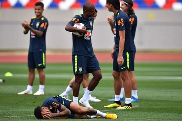 Rivaldo sale en defensa de Neymar: 'Si tienes que caer con las faltas, cae'