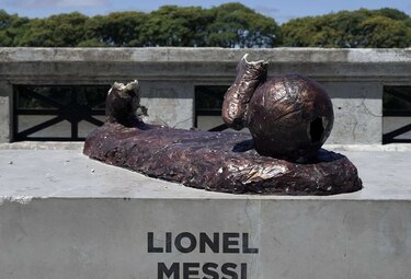 Otra vez vandalizaron la estatua de Messi