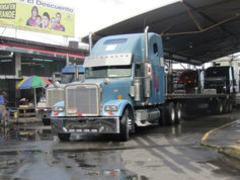 Paralizan transporte de carga en la frontera con Costa Rica