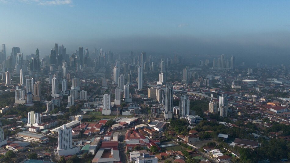 La ciudad amanece cubierta de humo tóxico por incendio en cerro Patacón