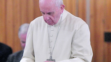 El papa ve posible la ordenación de hombres casados