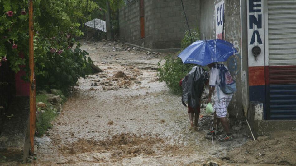 El huracán Max toca tierra en la costa del Pacífico mexicano