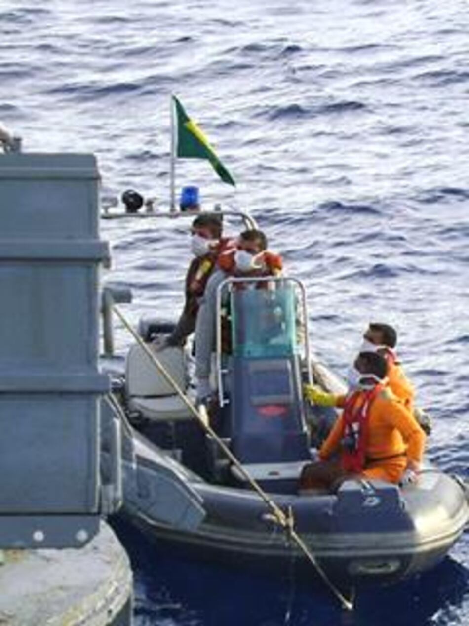 Urge hallar más cuerpos y restos de avión de Air France