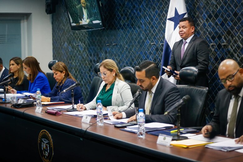 En medio de una confusa jornada, la Comisión de Credenciales se declara en sesión permanente para ratificar a los funcionarios designados por el Ejecutivo