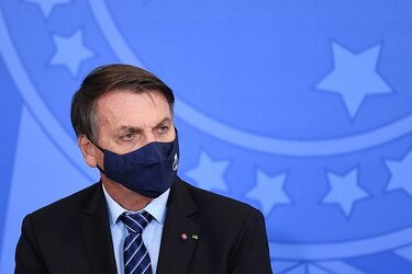 Bolsonaro descarta confinamiento nacional recomendado por especialistas