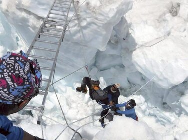 Trece cadáveres recuperados tras alud en el Everest