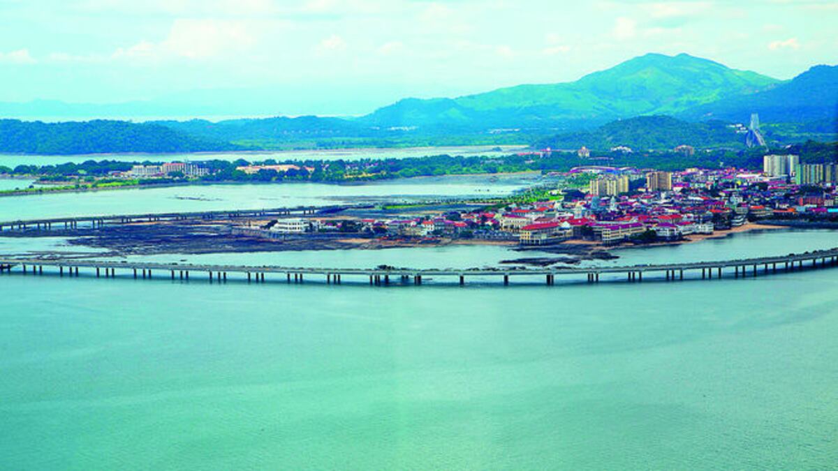 Corrigen la edad de Panamá