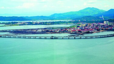Corrigen la edad de Panamá