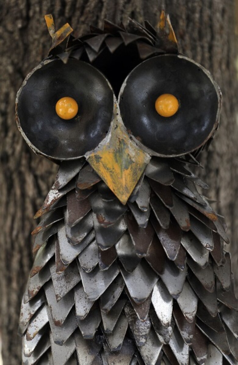 Artista libanés da nueva vida a restos de cohetes y metrallas