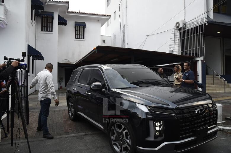 Contralor Solís acude al Ministerio Público para presentar una denuncia; evita hablar de los auxilios económicos del Ifarhu