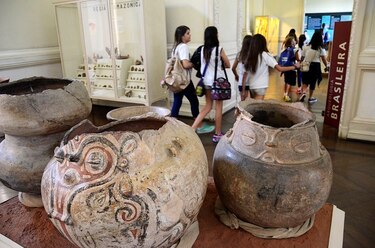 Esperan encontrar artículos en museo brasileño incendiado