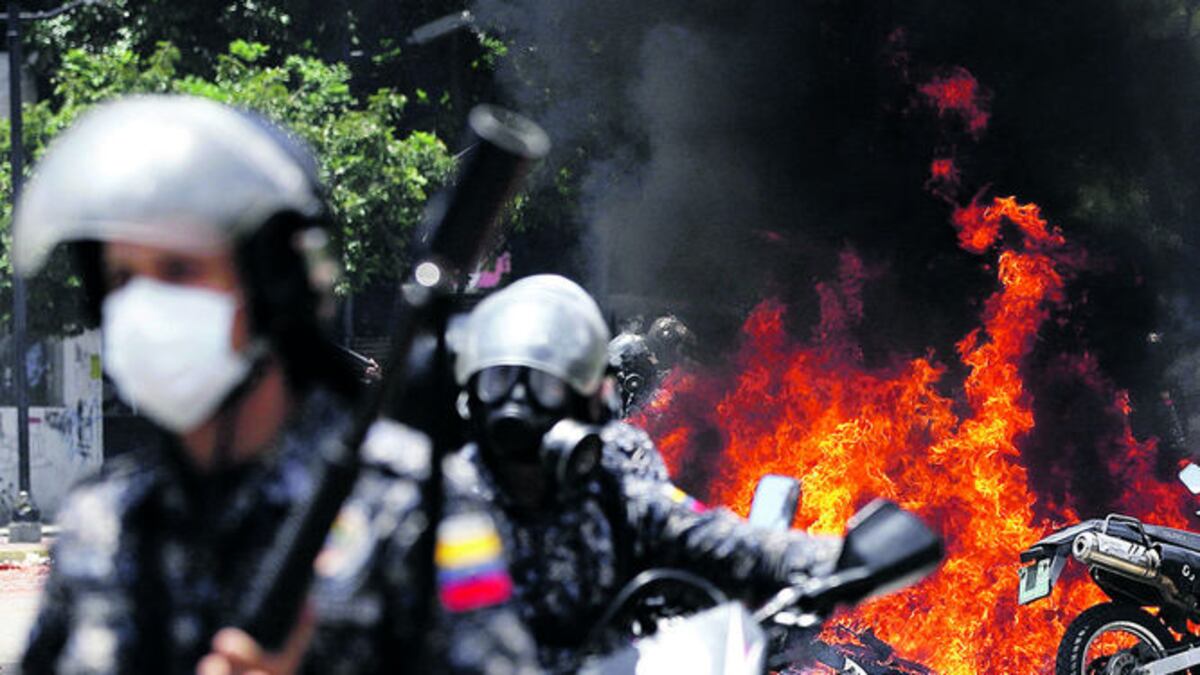 Unos siete guardias nacionales resultaron heridos durante una explosión en Caracas mientras reprimían a los opositores.