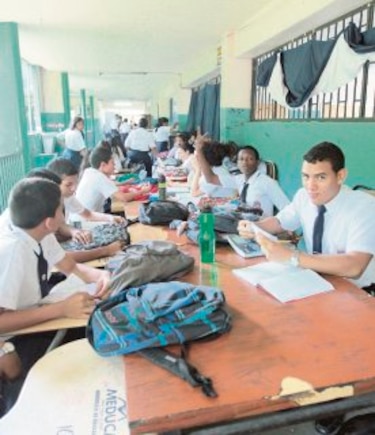 Nuevas aulas en el Instituto América, sin equipar