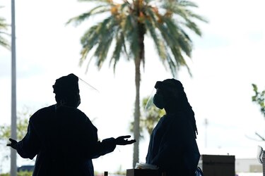 Huracán Isaías va rumbo a Florida, con cifra récord de 257 muertes por coronavirus