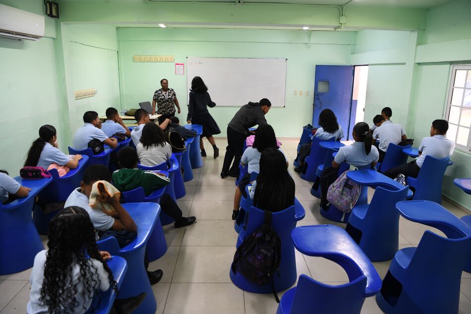 Estudiantes asisten a clases pese a llamados a huelga de gremios docentes  