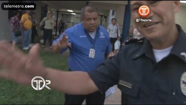 Agentes de seguridad de la Caja de Seguro Social golpean a periodistas de 'Telemetro' durante reportaje y dañan cámara