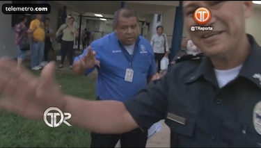 Agentes de seguridad de la Caja de Seguro Social golpean a periodistas de 'Telemetro' durante reportaje y dañan cámara