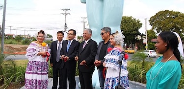 Se inaugura la estatua 'Hombre que saluda'