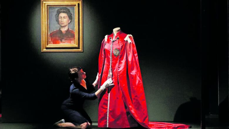 Exhiben vestidos de reina Isabel II